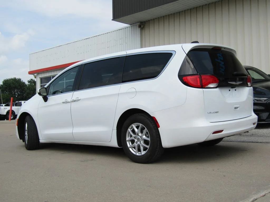 Used 2023 White Chrysler LX image 10