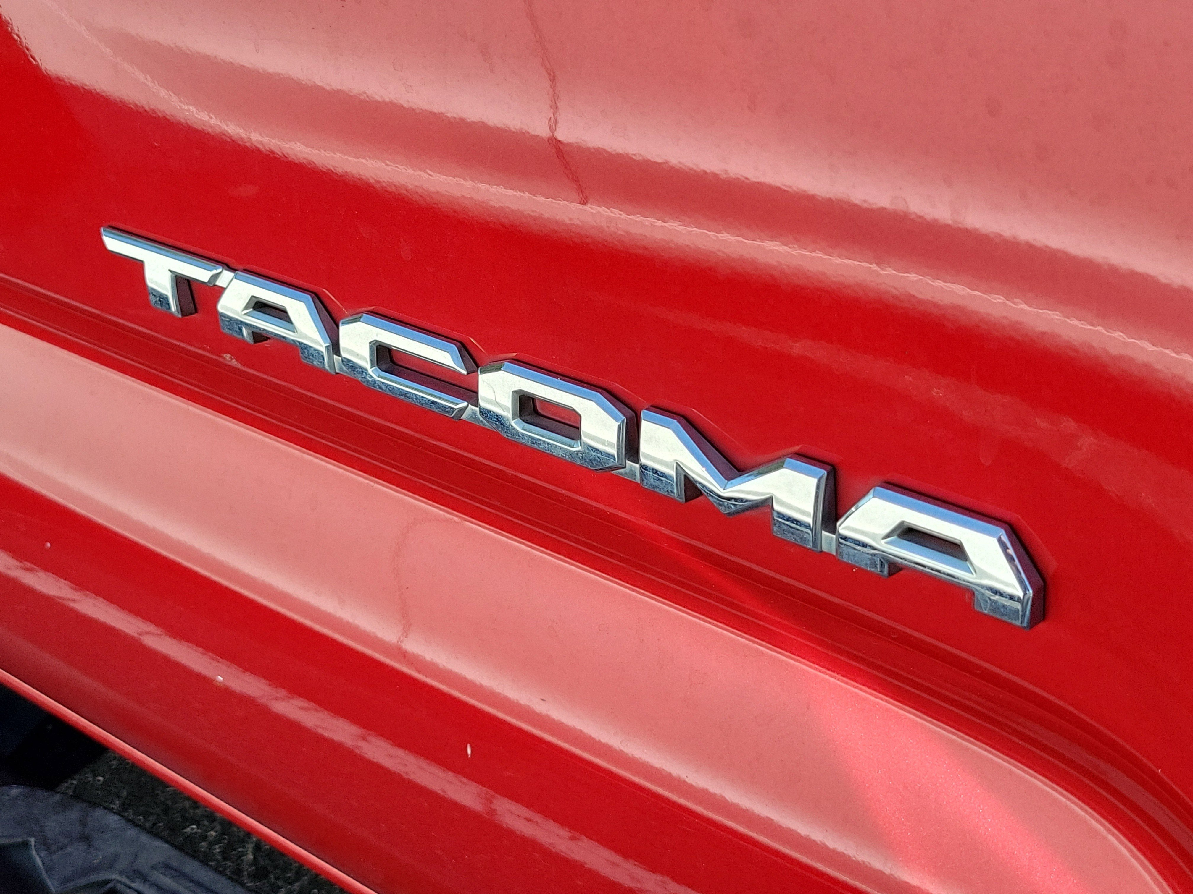 Used 2016 Barcelona Red Metallic Toyota SR5 image 9