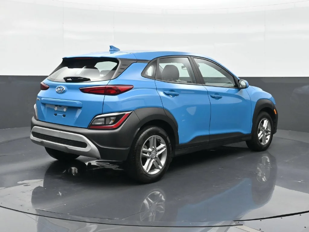 Used 2022 Green Hyundai SE image 14