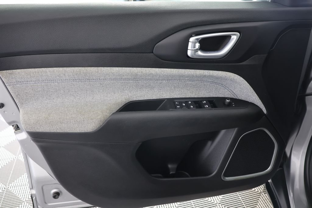 Used 2022 Silver Jeep Latitude image 25