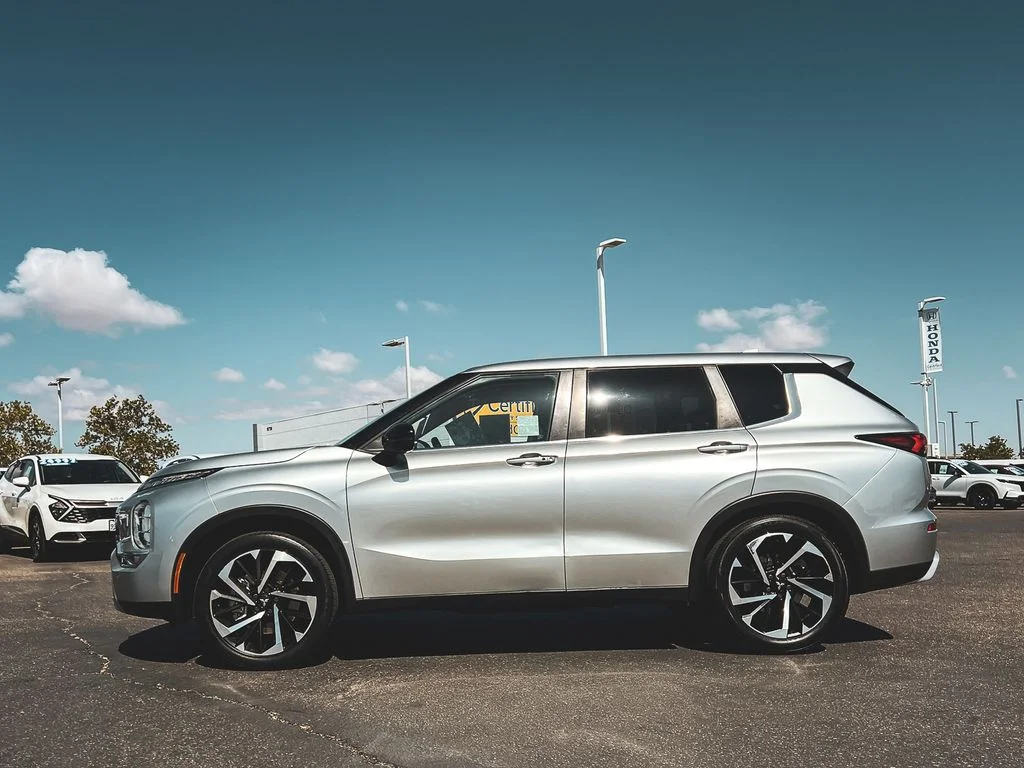 Used 2022 Alloy Silver Metallic Mitsubishi  image 3