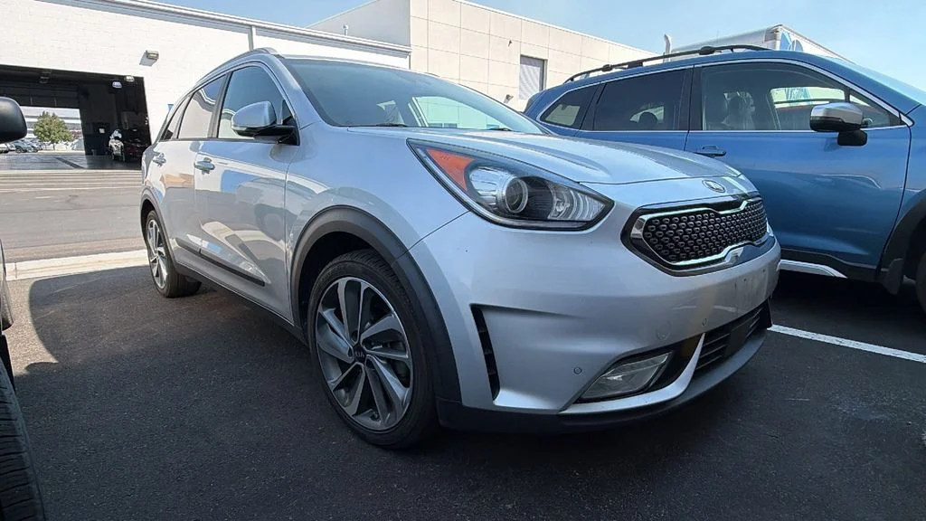 Used 2017 Silky Silver Kia Touring image 1
