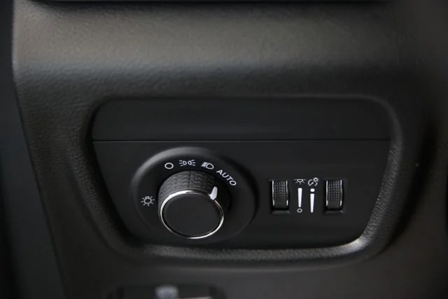 New 2026 Diamond Black Crystal Pearlcoat Jeep Altitude image 11