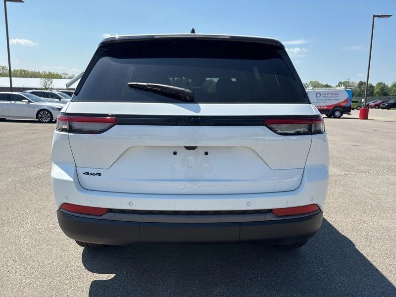 New 2026 Bright White Clear-Coat Exterior Paint Jeep Laredo image 4