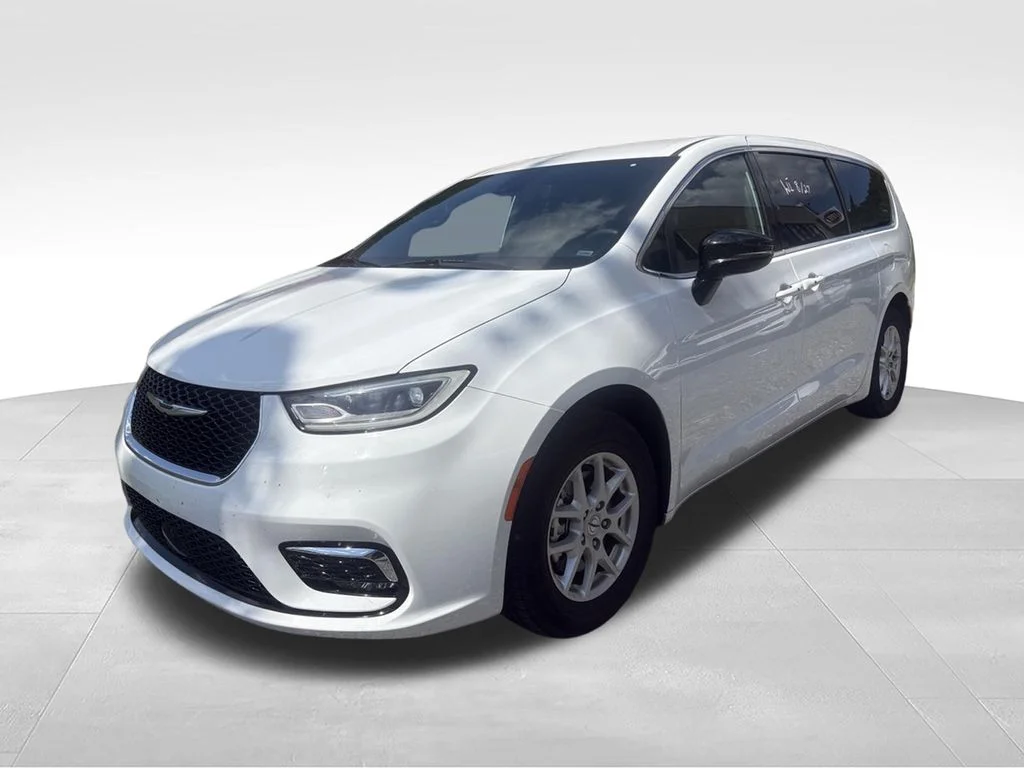 Used 2025 White/off-white Chrysler Select image 2