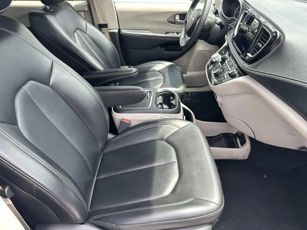 Used 2023 Silver Chrysler Touring L image 13