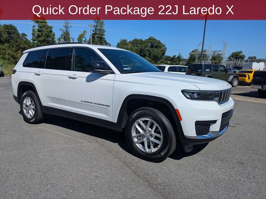New 2026 Bright White Clear-Coat Exterior Paint Jeep Laredo X image 3