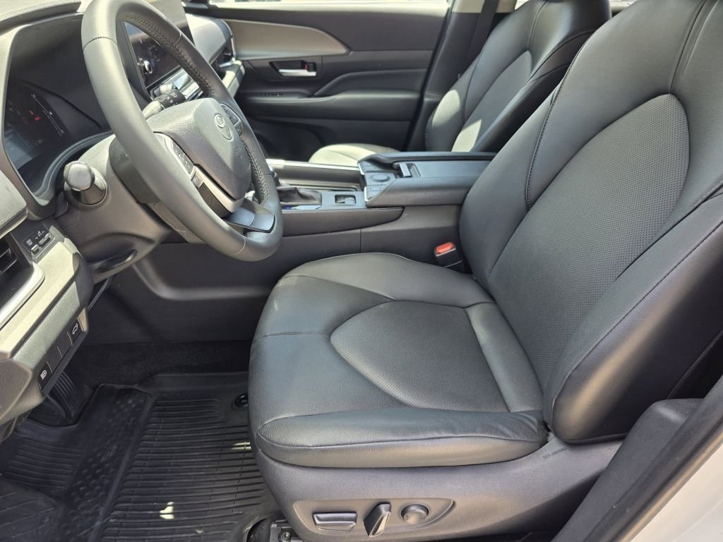 Used 2024 Wind Chill Pearl Toyota XLE image 32