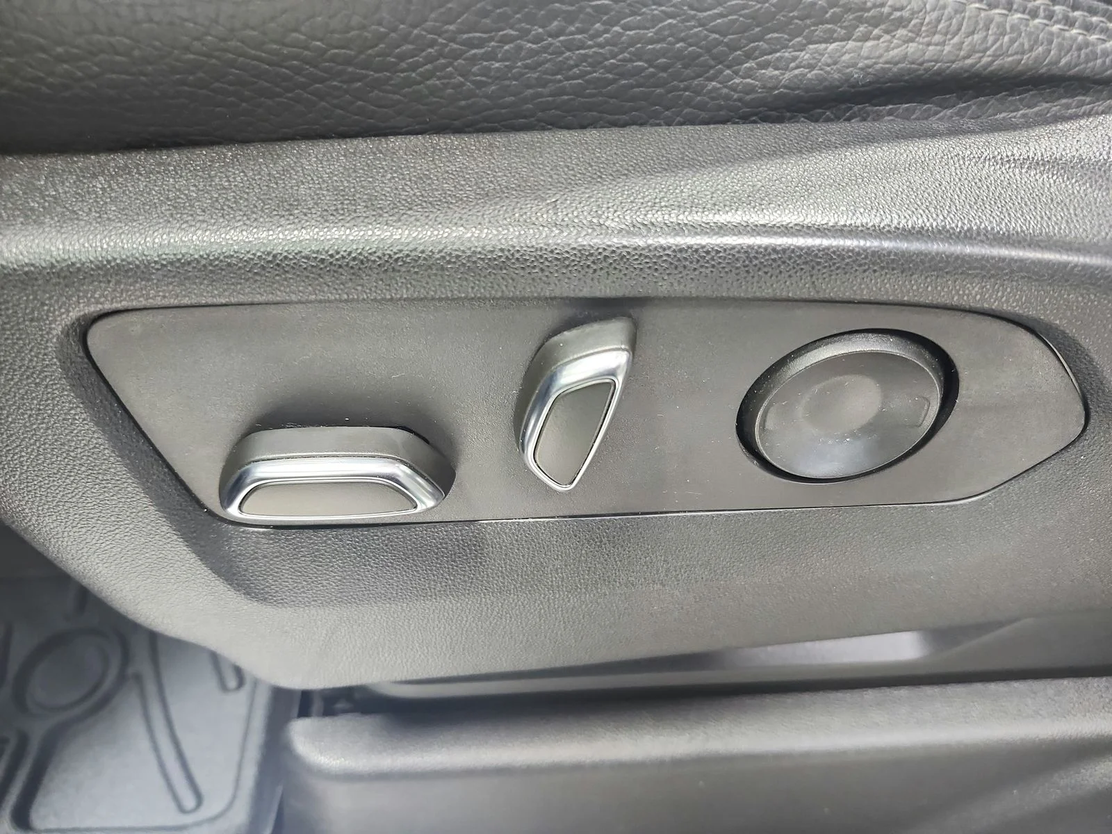 Used 2023 Silver GMC Denali image 20