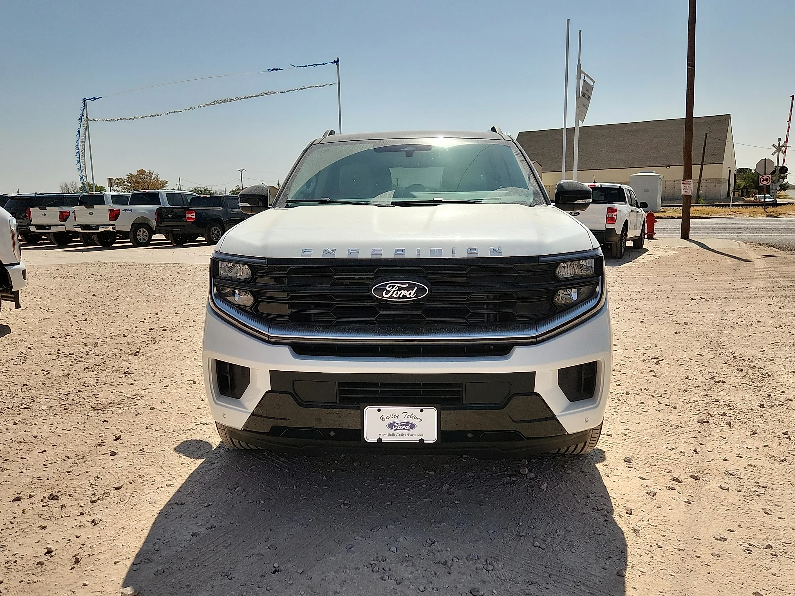 New 2027 Star White Metallic Tri-Coat Ford Platinum image 2