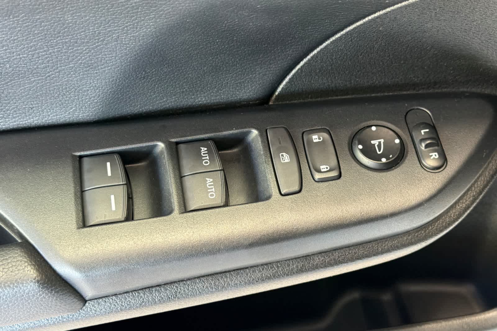 Used 2017  Honda Touring image 13