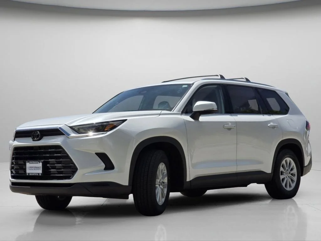Used 2024 Wind Chill Pearl Toyota XLE image 16