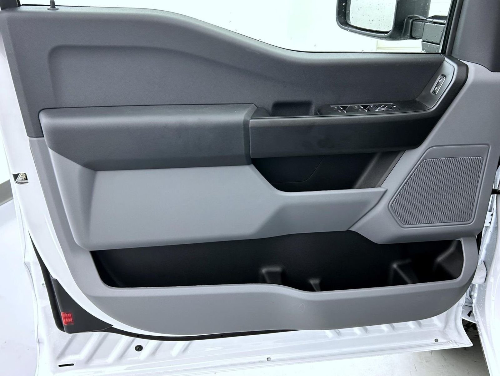 New 2026 Oxford White Ford XL image 9