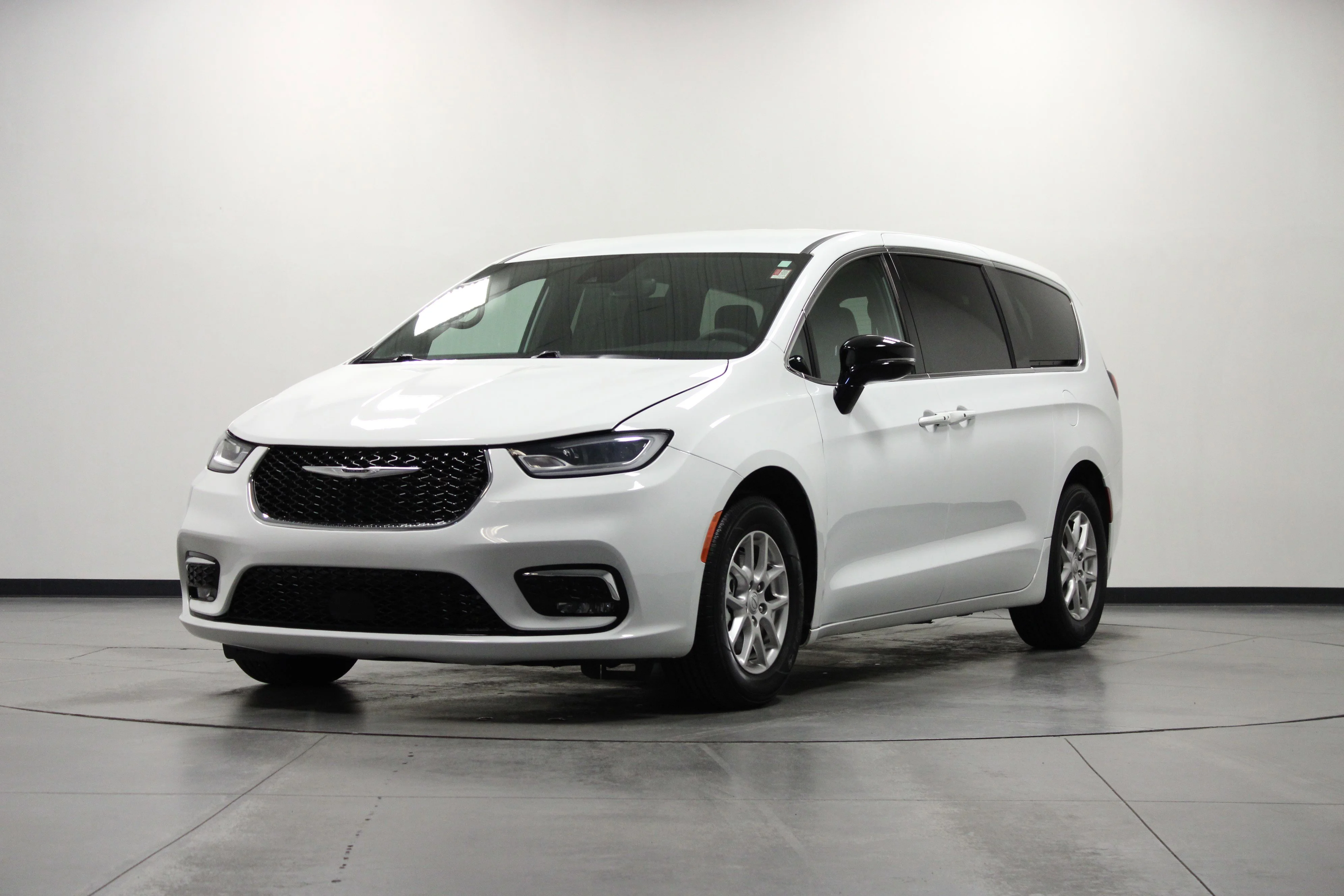Used 2025 Bright White Clearcoat Chrysler Select image 8