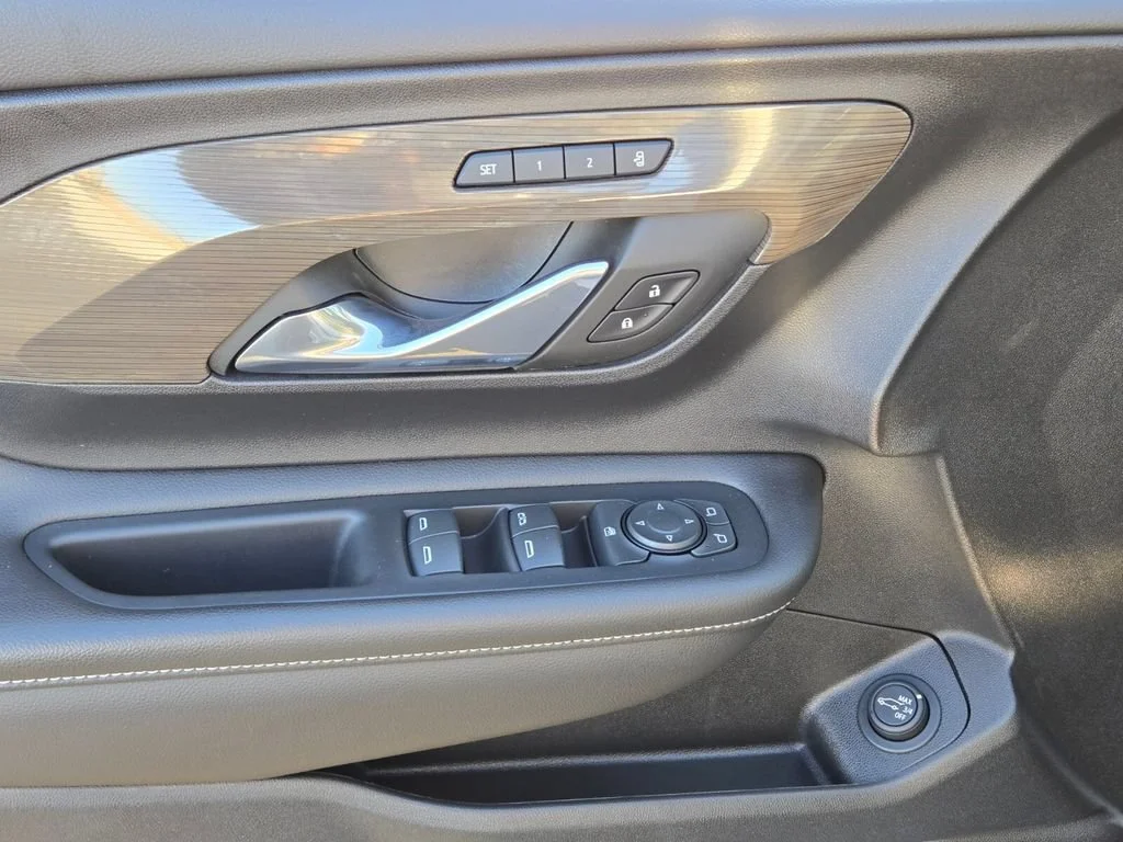 Used 2023 WHITE FROST TRICOAT GMC Denali image 17