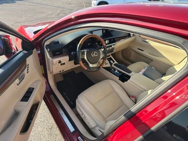 Used 2015 Red Lexus 300h image 9