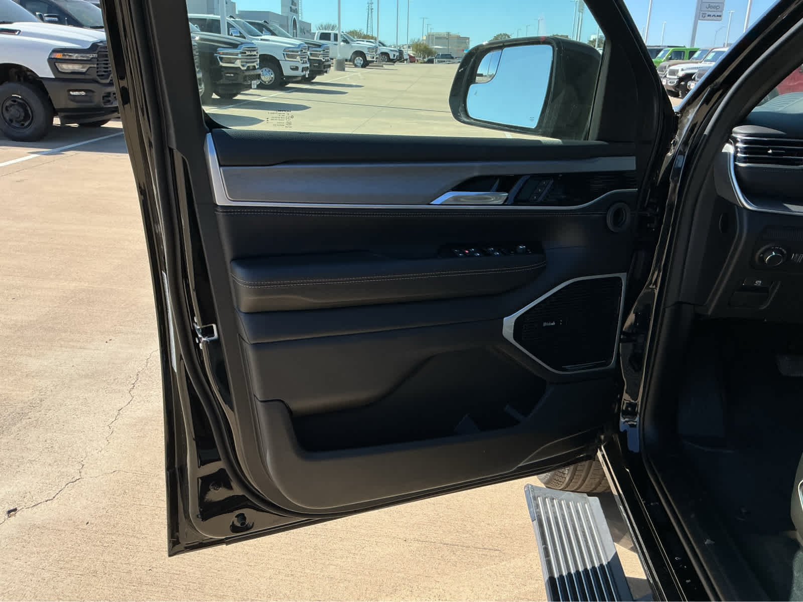 New 2026 High Gloss Black Exterior Paint Jeep Limited Reserve image 13