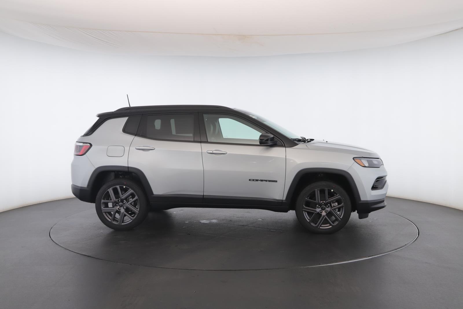 New 2026 Silver Zynith Metallic Clearcoat Jeep Limited image 31