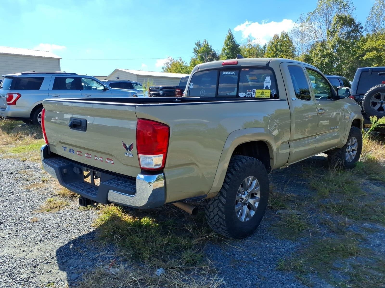 Used 2017  TOYOTA  image 9