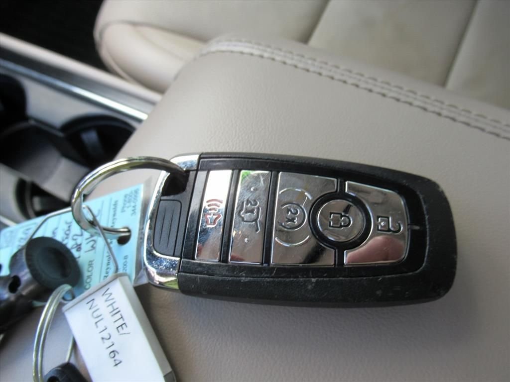 Used 2022 White Lincoln Standard image 30