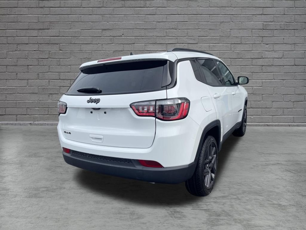 New 2026 Bright White Clear-Coat Exterior Paint Jeep Latitude image 9