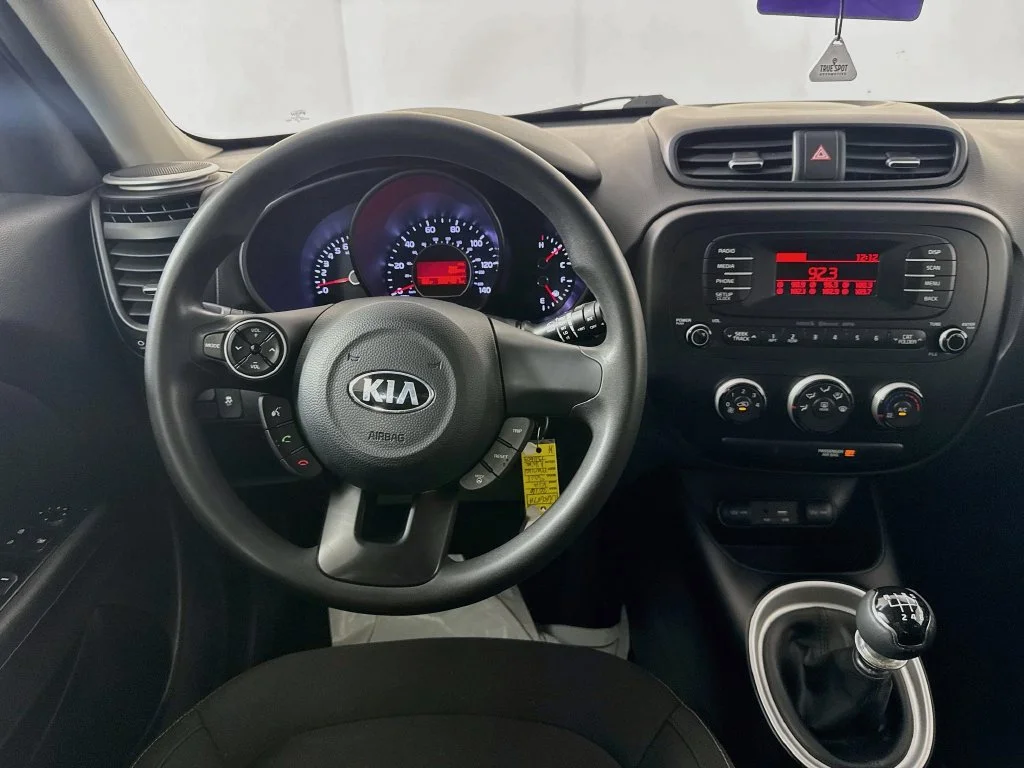 Used 2016 White Kia Base image 23