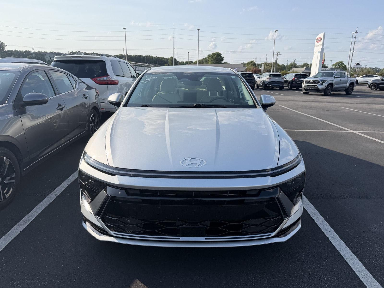 Used 2025 Aero Silver Hyundai SEL image 2