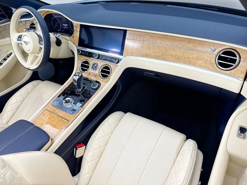 Used 2021  Bentley V8 image 24
