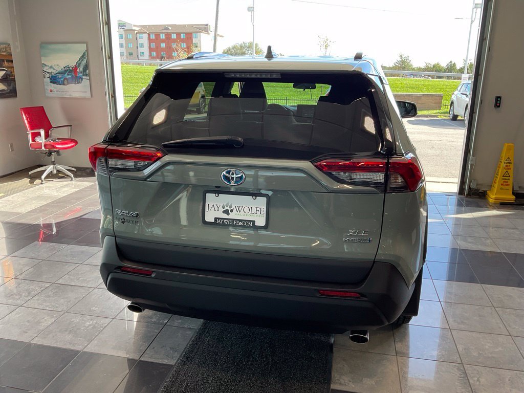 Certified Used 2022  Toyota XLE image 5