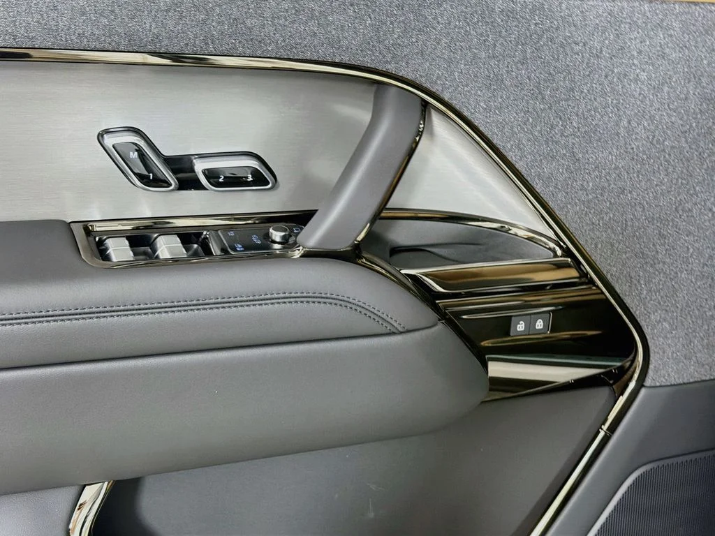 New 2026 Fuji White Land Rover Dynamic SE image 18