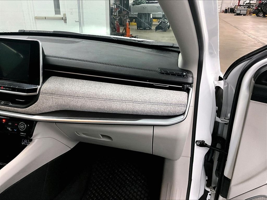 Used 2022 Bright White Clearcoat Jeep Latitude image 13