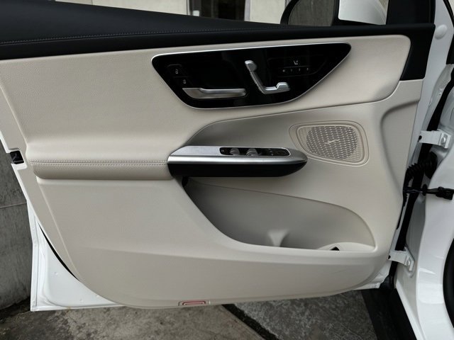 New 2025 Polar White Mercedes-Benz GLC 300 image 39