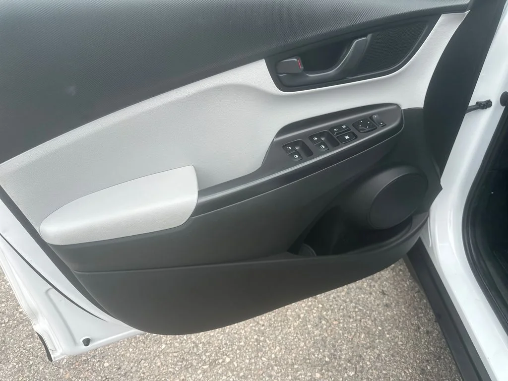 Used 2023 White Hyundai SEL image 11