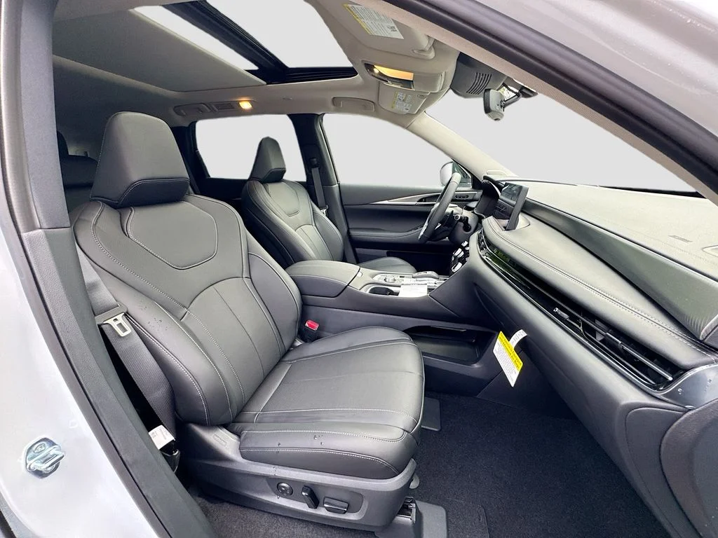 Certified Used 2026 White INFINITI LUXE image 32