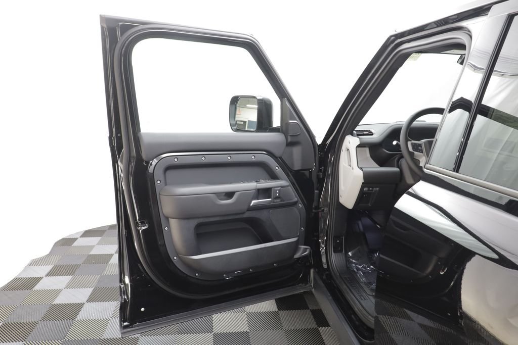 New 2026 Santorini Black LAND ROVER X-Dynamic SE image 6
