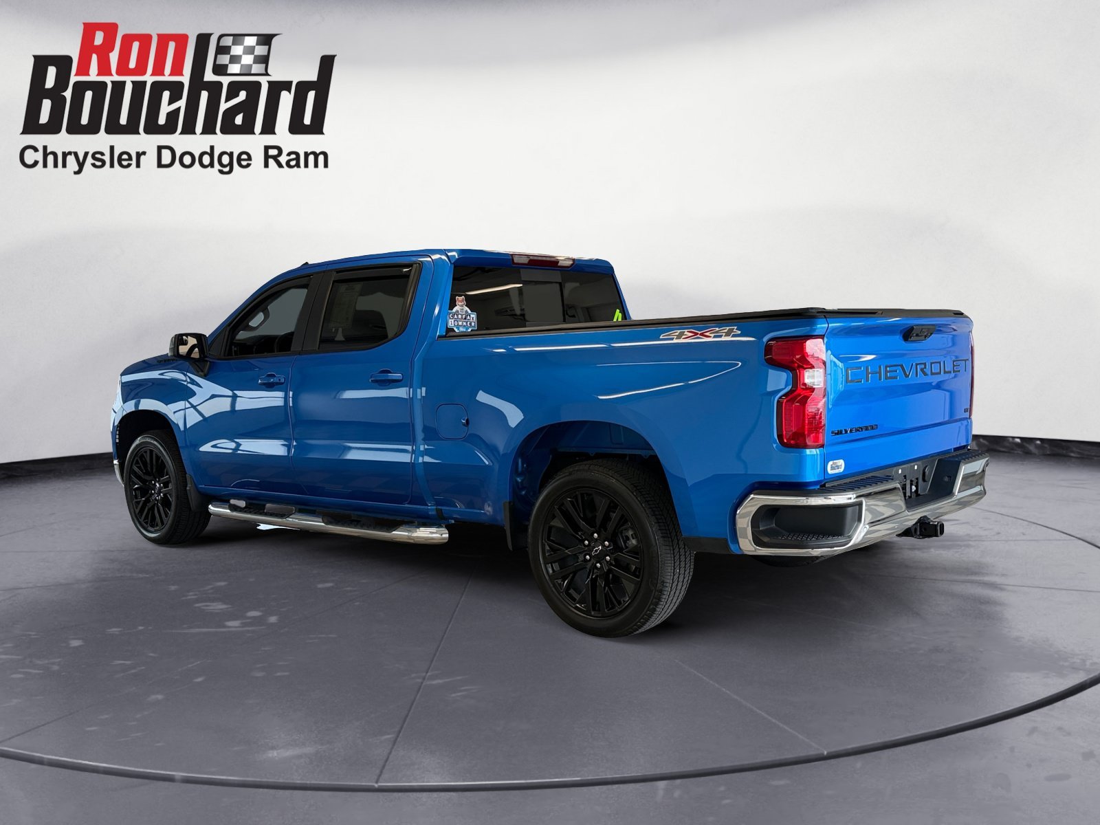 Used 2025 Riptide Blue Metallic Chevrolet LT image 4