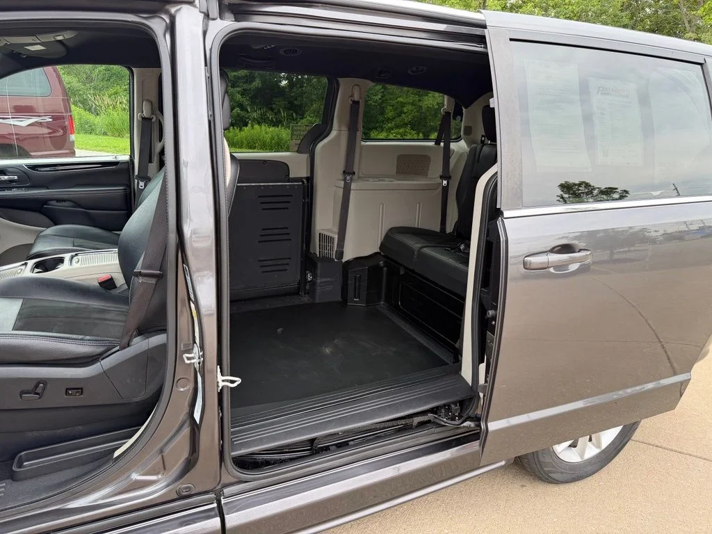 Used 2019 Gray Dodge SXT image 23
