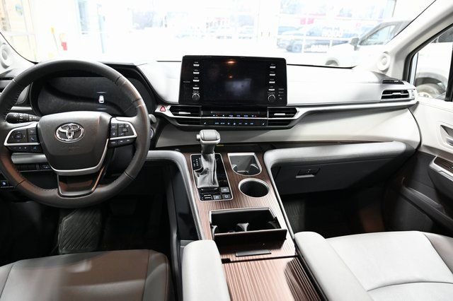2023 Toyota Sienna XLE - Photo 14
