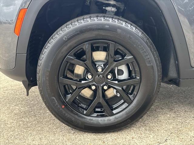 New 2026 Baltic Gray Metallic Clear-Coat Exterior Paint Jeep Laredo image 3