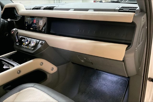 Used 2024 Fuji White Land Rover X-Dynamic SE image 28