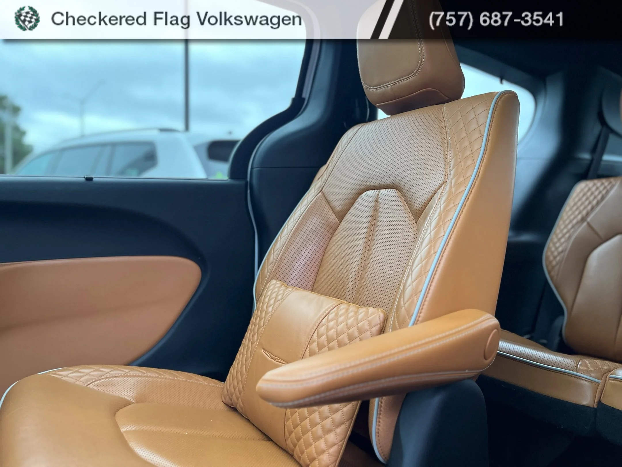 Used 2023 Bright White Clearcoat Chrysler Pinnacle image 30
