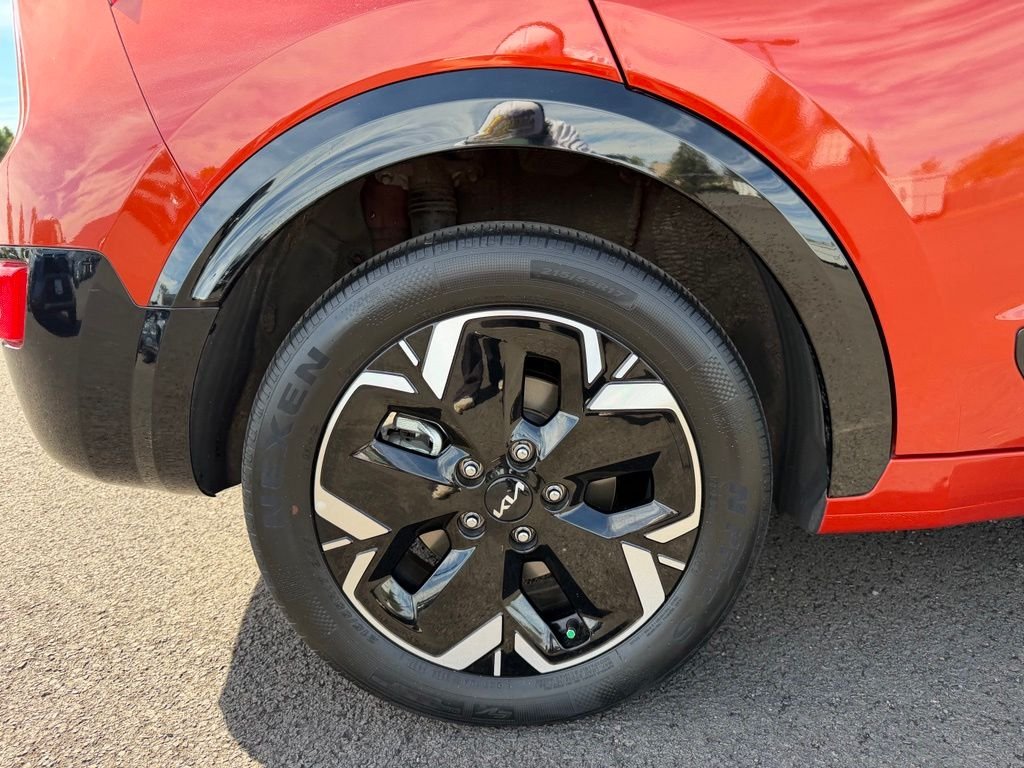 Used 2023 Fire Orange Kia Wind image 9