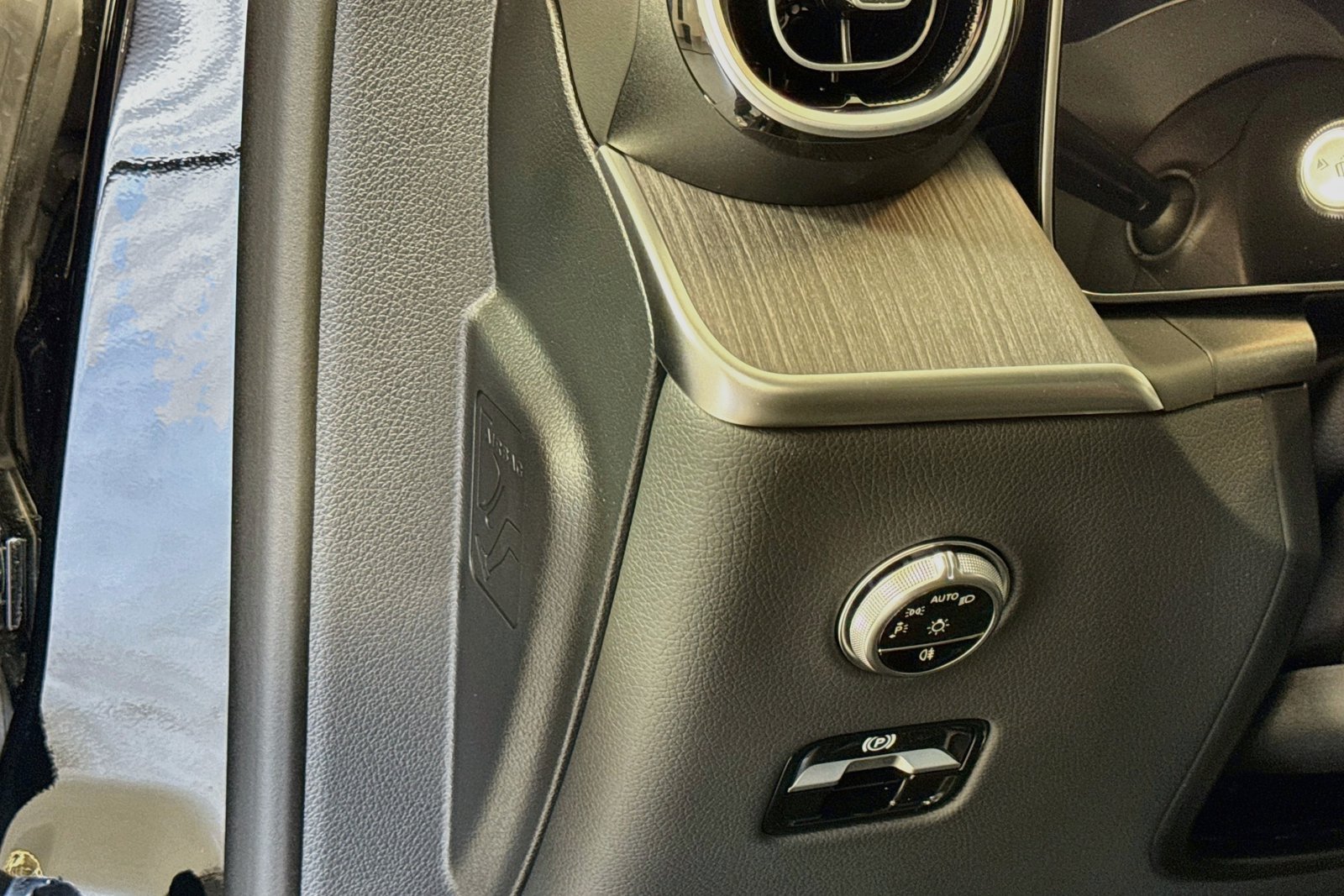 New 2027 Black Mercedes-Benz GLC 300 image 10