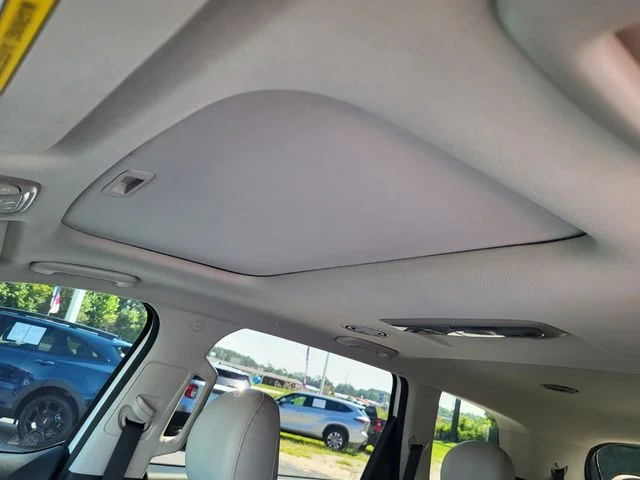 Used 2020 White Kia S image 12