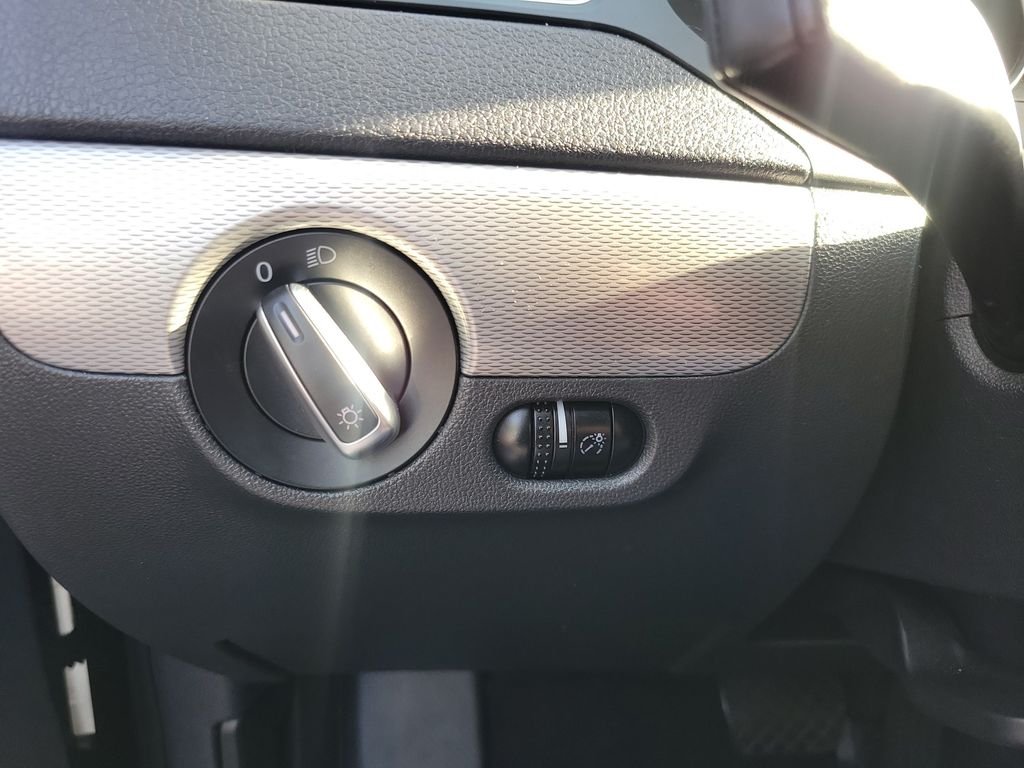 Used 2018  Volkswagen 1.4T S image 15