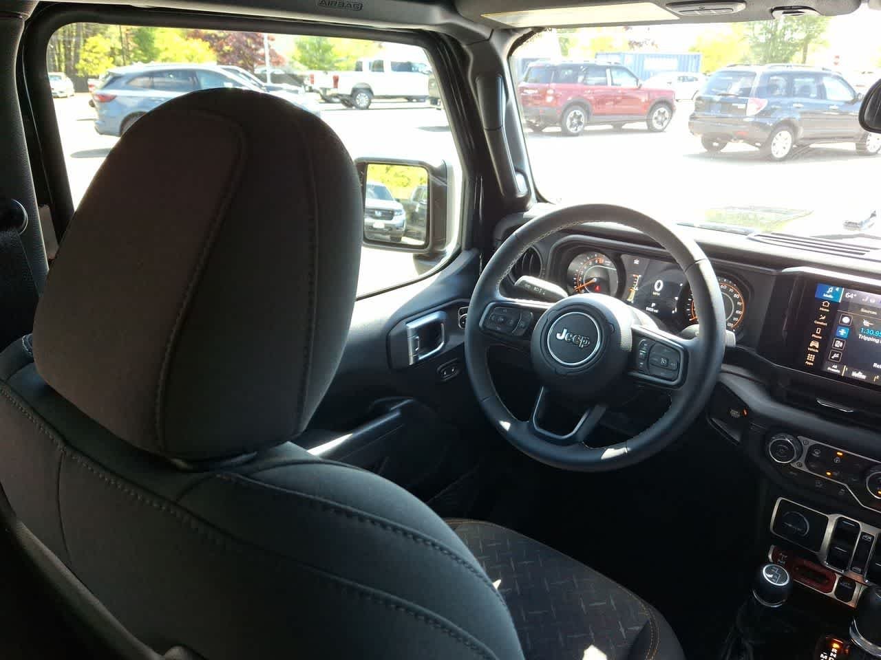 Certified Used 2025 Black Clearcoat Jeep Mojave image 15