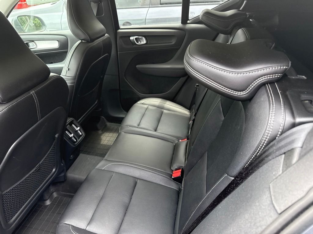 Used 2019 Gray Volvo Momentum image 4