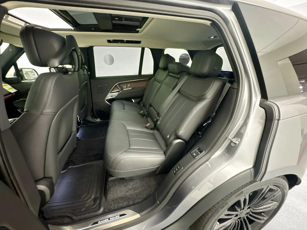 New 2026 Eiger Grey Land Rover SE image 25