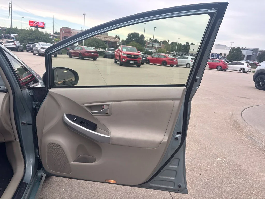 Used 2014 Beige Toyota Three image 21