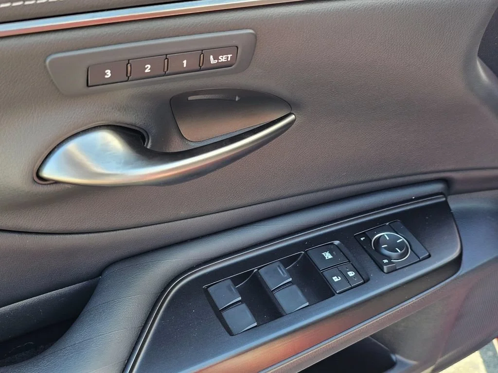 Used 2019 Maroon Lexus ES 300h image 22